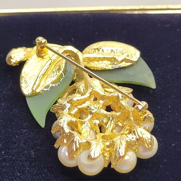 Swoboda Two Colors Pearl and Jade Flower Brooch Signed SWO, INC - Picture 6 of 13